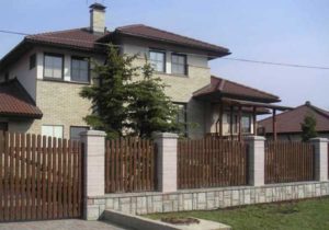 Стильный деревянный забор катеджа