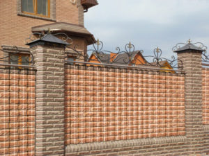 Профнастил под камень для забора с ковкой