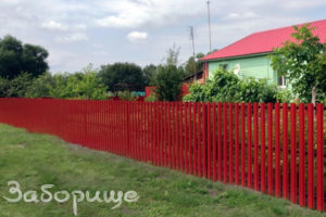 металический штакетник красный