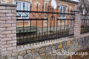 металлический забор с каменным основанием