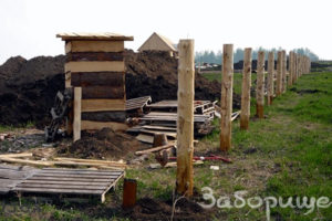 вкопаные деревянные столбы